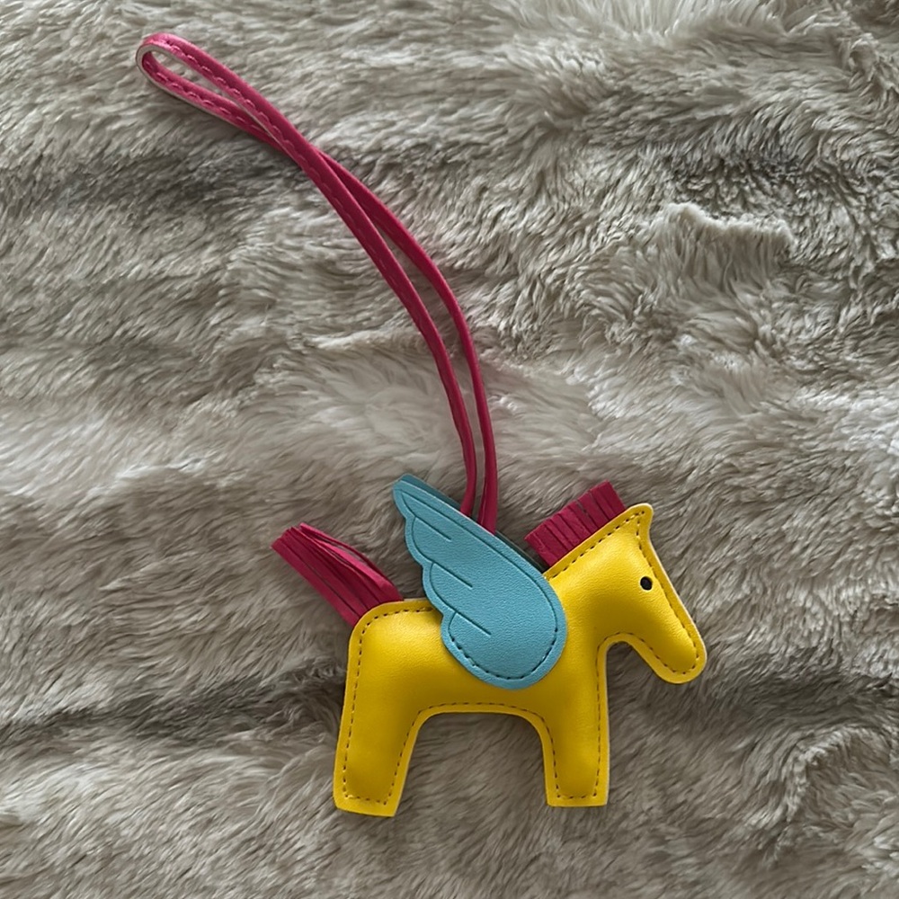 💛Yellow Horse-Shaped Bag Charm with Blue Wings
